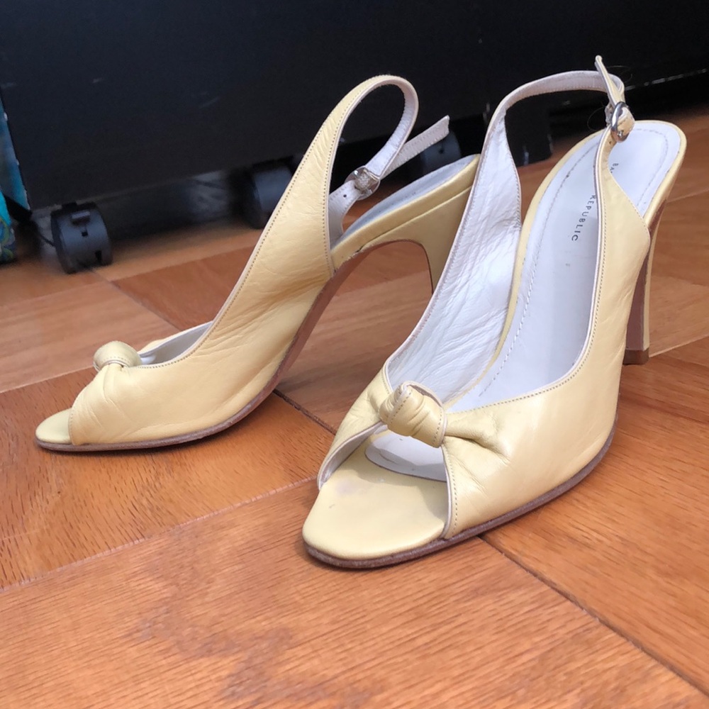 Yellow peep toe pumps